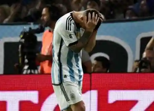 乌拉圭6人防守梅西阵容(2010乌拉圭首发阵容)插图7