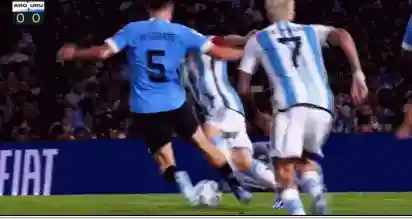 乌拉圭6人防守梅西阵容(2010乌拉圭首发阵容)插图3