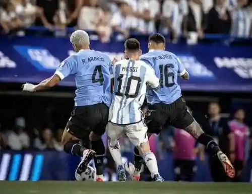 乌拉圭6人防守梅西阵容(2010乌拉圭首发阵容)插图9