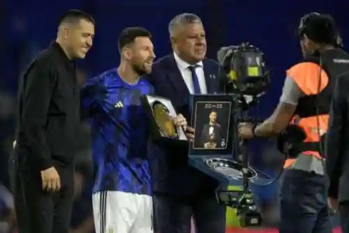 乌拉圭6人防守梅西阵容(2010乌拉圭首发阵容)插图1